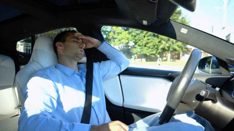 Chauffeur Service in Pakistan vs Self-Drive – A Complete Guide